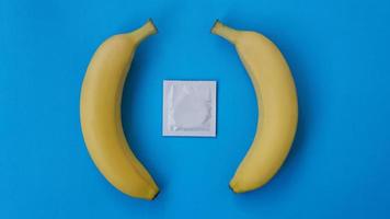 préservatifs et deux bananes ensemble, concept de contraceptifs photo