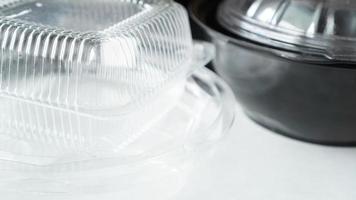 récipient alimentaire en plastique noir et blanc sur fond blanc photo