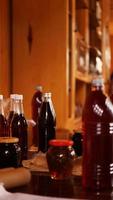 bouteilles d'hydromel maison sur l'étagère d'un marché en plein air. vin de miel photo