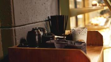 pile de bouchons et de tubes en plastique pour le café. le libre-service photo