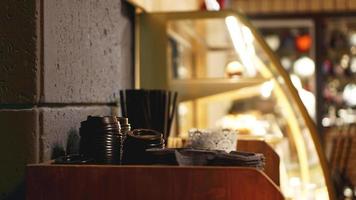 pile de bouchons et de tubes en plastique pour le café. le libre-service photo