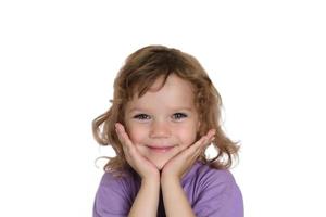 Portrait d'une petite fille bouclée sur fond blanc isolé photo