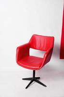 fauteuil rouge moderne sur fond blanc dans le studio photo