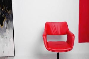 fauteuil rouge moderne sur fond blanc en studio photo