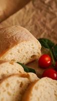 tranches de ciabatta et tomates cerises sur papier kraft. photo