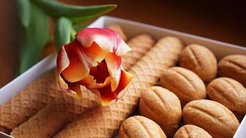 biscuits sablés et tulipes. cadeau à la femme. photo