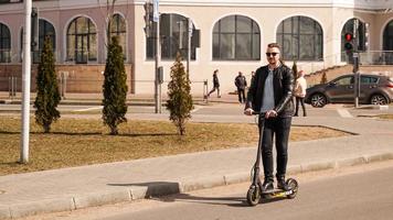 homme moderne équitation scooter électrique dans la ville photo