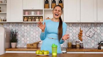 femme athlétique parle d'une alimentation saine dans la cuisine et rit photo