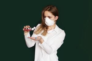 jeune fille blonde dans un chemisier blanc et un masque photo