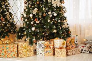 décorations de Noël, arbre de Noël, cadeaux, nouvel an photo