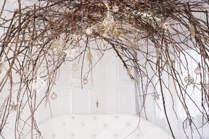 salle blanche lumineuse avec auvent de branches - décoration de noël