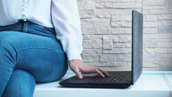 Femme travaillant au bureau à domicile la main sur le clavier en gros plan photo