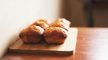 six délicieux muffins faits maison sur un fond en bois photo