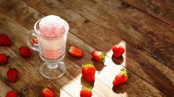 glace à la fraise et à la vanille dans un verre en verre