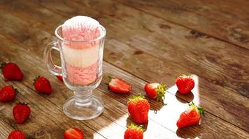 glace à la fraise et à la vanille dans un verre en verre