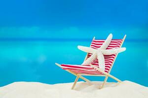 blanc étoile de mer sur rayé rouge transat sur le sable de plage derrière mer. été, Voyage vacances dans chaud des pays. copie espace photo