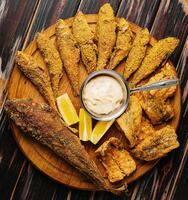 frit rouge mulet poisson sur en bois planche photo