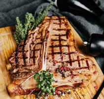 une gros grillé steak sur une en bois assiette photo