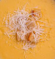 pois soupe servi avec fromage Contexte photo