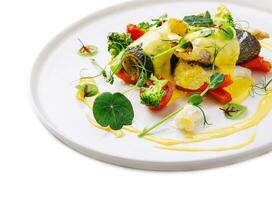 Frais cuit mer poisson avec brocoli, carottes, des légumes et fromage photo