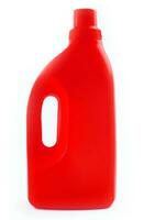 rouge Plastique détergent bouteille isolé sur blanc Contexte photo
