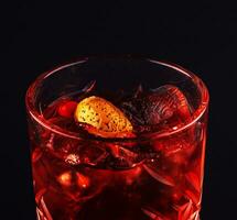 rouge boisson cocktail dans verre pot avec Cerise photo