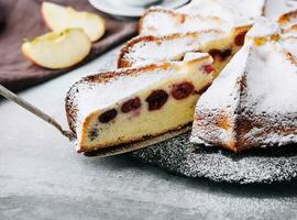 tarte avec cerises et en poudre sucre photo