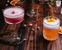 différent coloré exotique alcoolique des cocktails sur bois photo