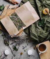 séché et Frais thé feuilles avec thé, mon chéri et cannelle photo