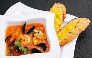 Fruit de mer soupe dans le restaurant Haut vue photo