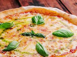 fait maison Pizza italien margherita sur bois photo