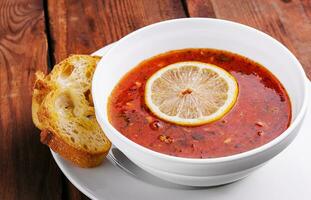 traditionnel ukrainien Viande soupe solyanka dans bol photo