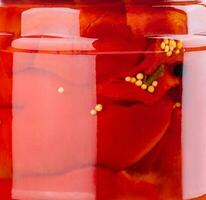 sucré rouge poivrons dans une verre pot proche en haut photo