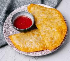 frit burekas avec remplissage sur pierre assiette photo