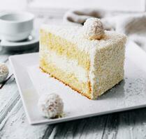 noix de coco en couches, Raffaello gâteau sur blanc assiette photo