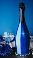 vacances bouteille de Champagne et Noël jouets plus de bleu Contexte photo