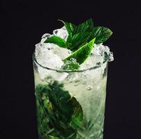 Mojito cocktail avec Frais menthe sur foncé Contexte photo