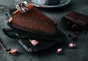 Chocolat cheesecake sur noir pierre planche photo