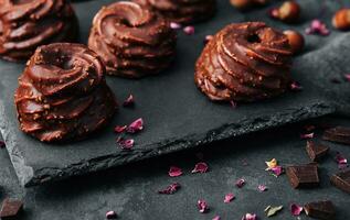 Gâteaux dans Chocolat glaçage sur pierre planche photo