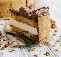 chocolat, caramel, cacahuète gâteau sur bois photo