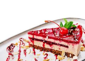 Cerise cheesecake sur assiette sur blanc Contexte photo