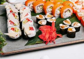 Frais Sushi traditionnel Japonais nourriture sur gros assiette photo