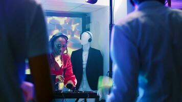 diverse groupe de copains aller en boîte à événement, faire la fête ensemble sur moderne froussard la musique dans boîte de nuit. cool gens ayant amusement à social rassemblement sur Danse sol, coloré projecteurs. photo