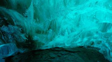 l'eau égouttage de la glace rochers dans nord, global chauffage concept. glacé blocs fusion à l'intérieur vatnajokull glacier grottes, islandais paysage étant détruit après climat changement. ordinateur de poche tir. photo