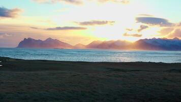 islandais noir le sable plage avec vagues près Reykjavík, Naturel Arctique paysages avec neigeux montagnes. spectaculaire scénique route avec océan et littoral, nordique pays. ordinateur de poche tir. photo