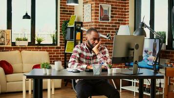 stressé plus de travaillé employé en difficulté à concentrer tandis que travail de maison, blesser de mal de tête. fatigué télétravailleur épuisé après sans sommeil nuit en essayant à rester éveillé tandis que travail sur ordinateur photo