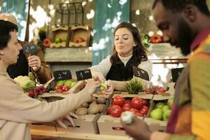 diverse famille couple dégustation vert Pomme variétés avant achat Frais biologique des fruits et des légumes à Les agriculteurs marché. ferme produire supporter propriétaire offre gratuit échantillons, bio Naturel des produits. photo