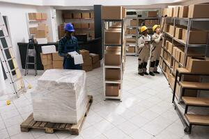 industriel entrepôt collègues de travail Faire cargaison inventaire, gérant gros parcelle livraison. entrepôt des employés fabrication cargaison transport enregistrement et balayage papier carton des boites codes-barres photo