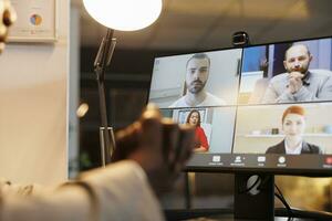 équipe discuter affaires des idées pendant en ligne appel vidéo réunion conférence, travail plus de heures à commercialisation rapport, Planification investissement stratégie dans Commencez bureau. éloigné discussion concept photo