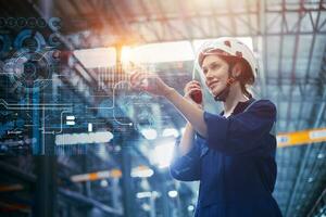 ingénieur femme avec Avancée numérique ordinateur La technologie recouvrir contrôle toucher écran opération moniteur industrie usine processus content souriant. photo